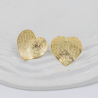 Arete bronce corazon tallado 2cmAmulí